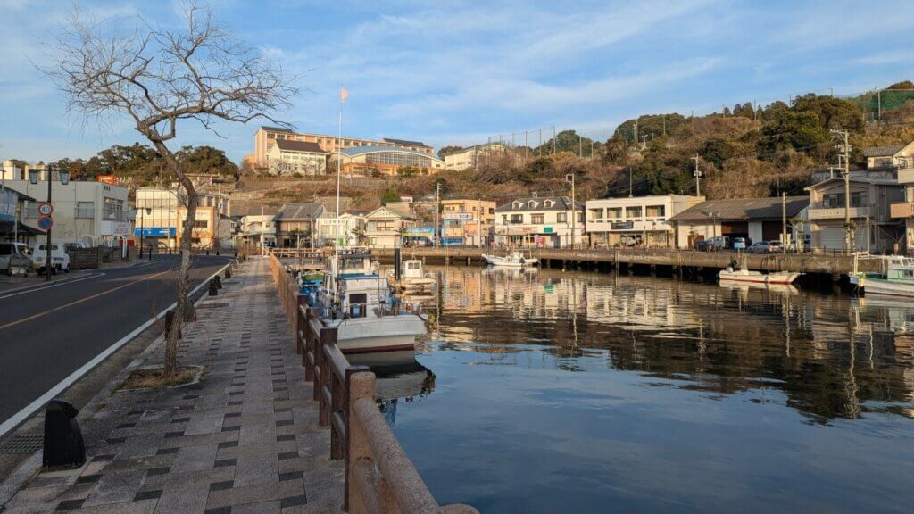 郷ノ浦の穏やかな水面
