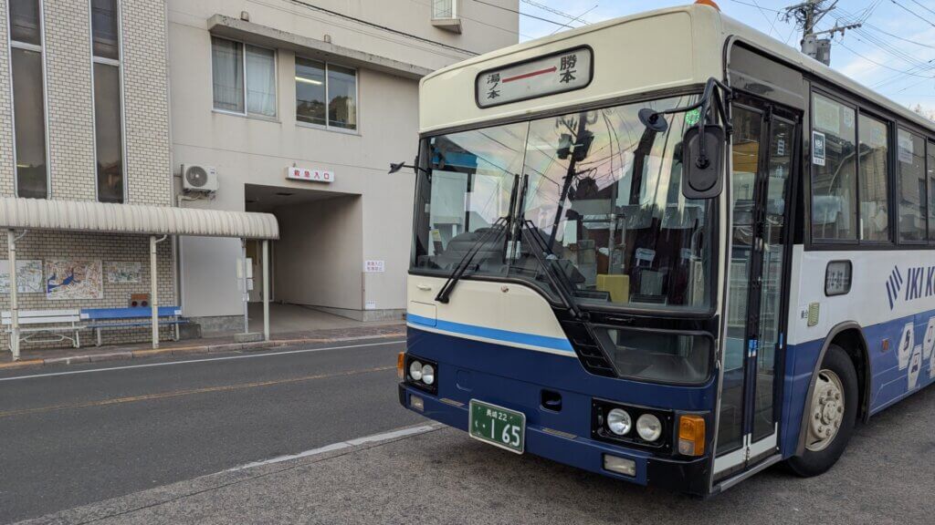 バス停に到着したバス